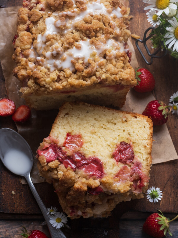 vegan strawberry rhubarb crumb cake