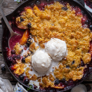 blueberry peach cornbread crisp