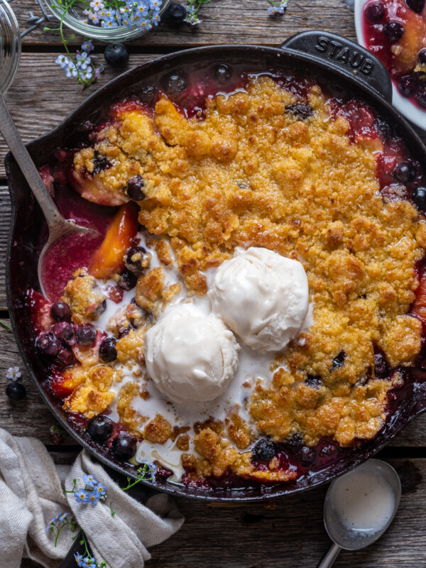 blueberry peach cornbread crisp